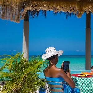 https://legends-beach-resort.comcaribbean.com